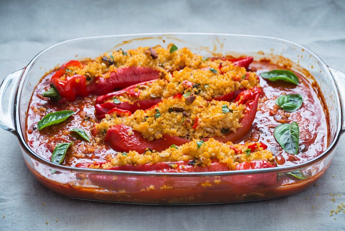 Mit Bulgur und Nüssen gefüllte Spitzpaprika in Tomatensauce (vegan)