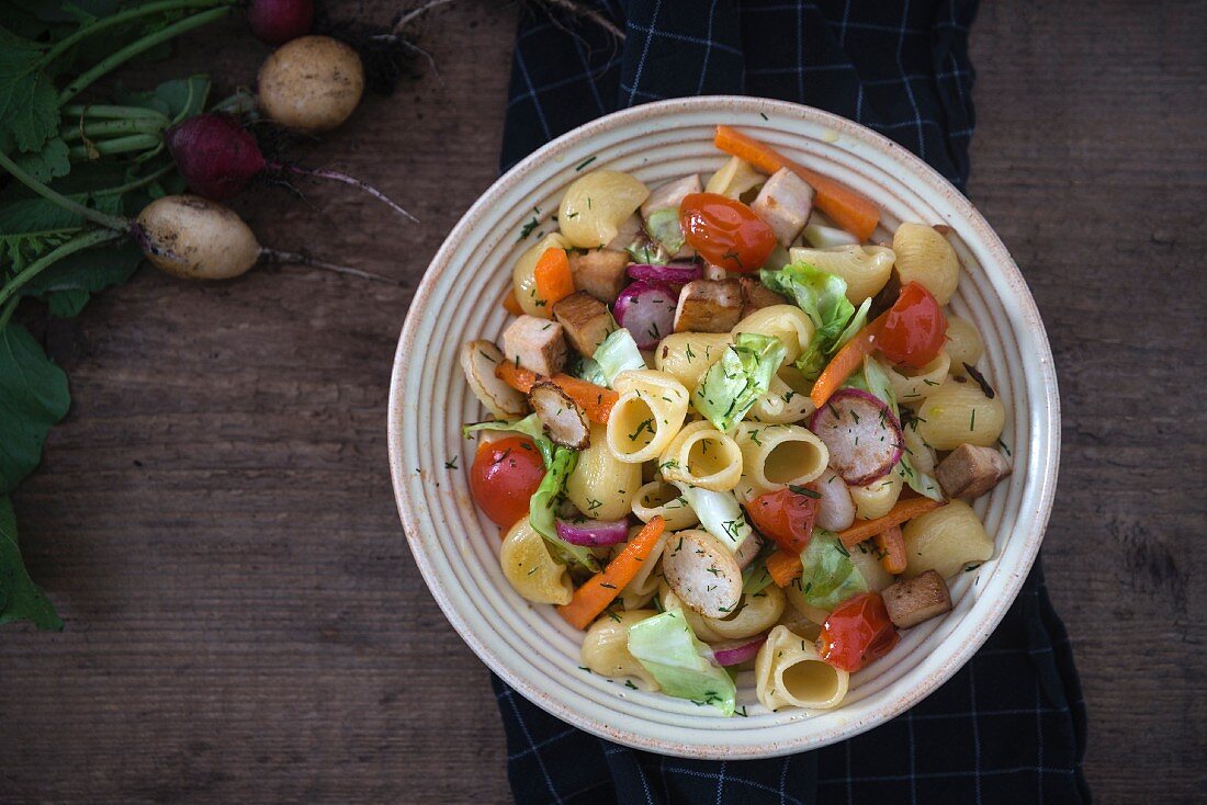 Veganer Nudelsalat mit Spitzkohl, Tomaten, Räuchertofu und Radieschen