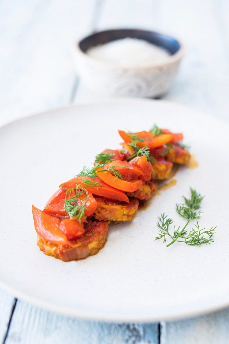 Tempeh mit geschmorten Paprika