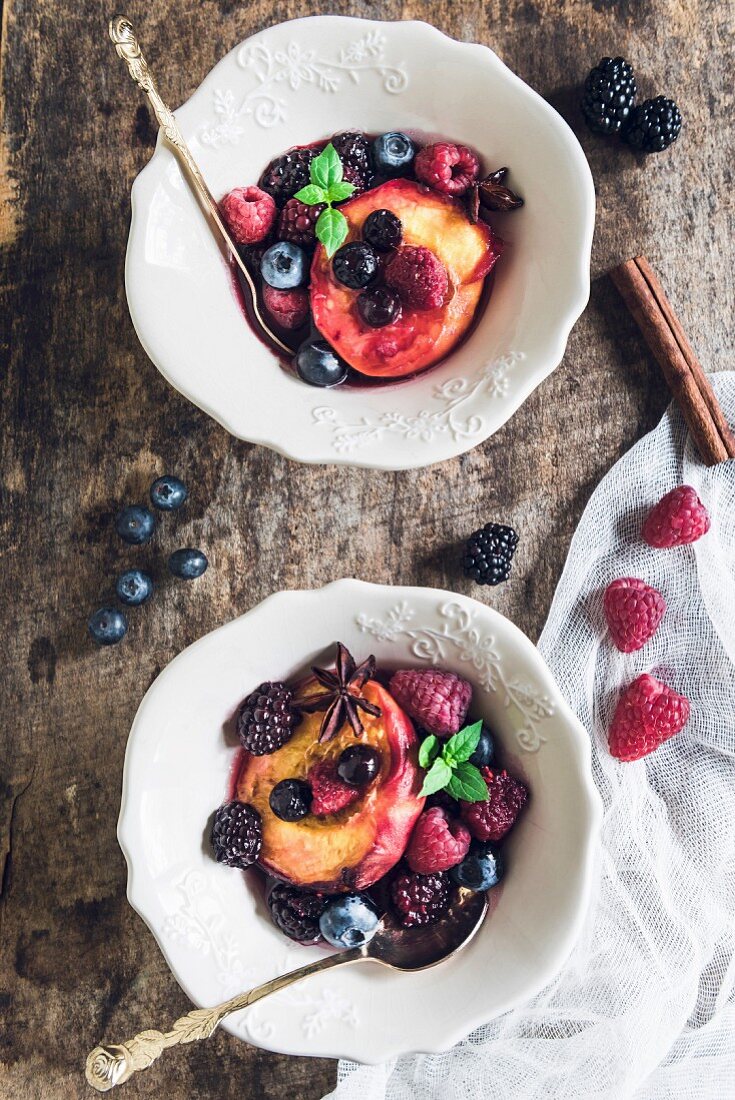 Grilled berries and peaches served in bowls