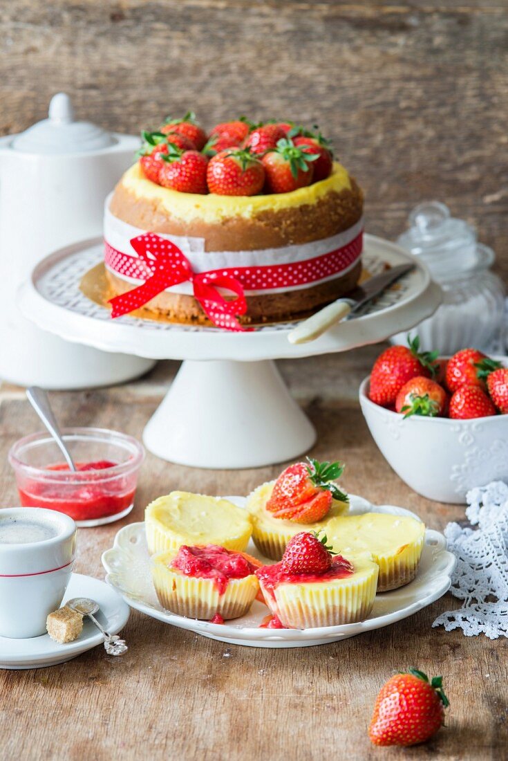 Vanilla cheesecakes with strawberries