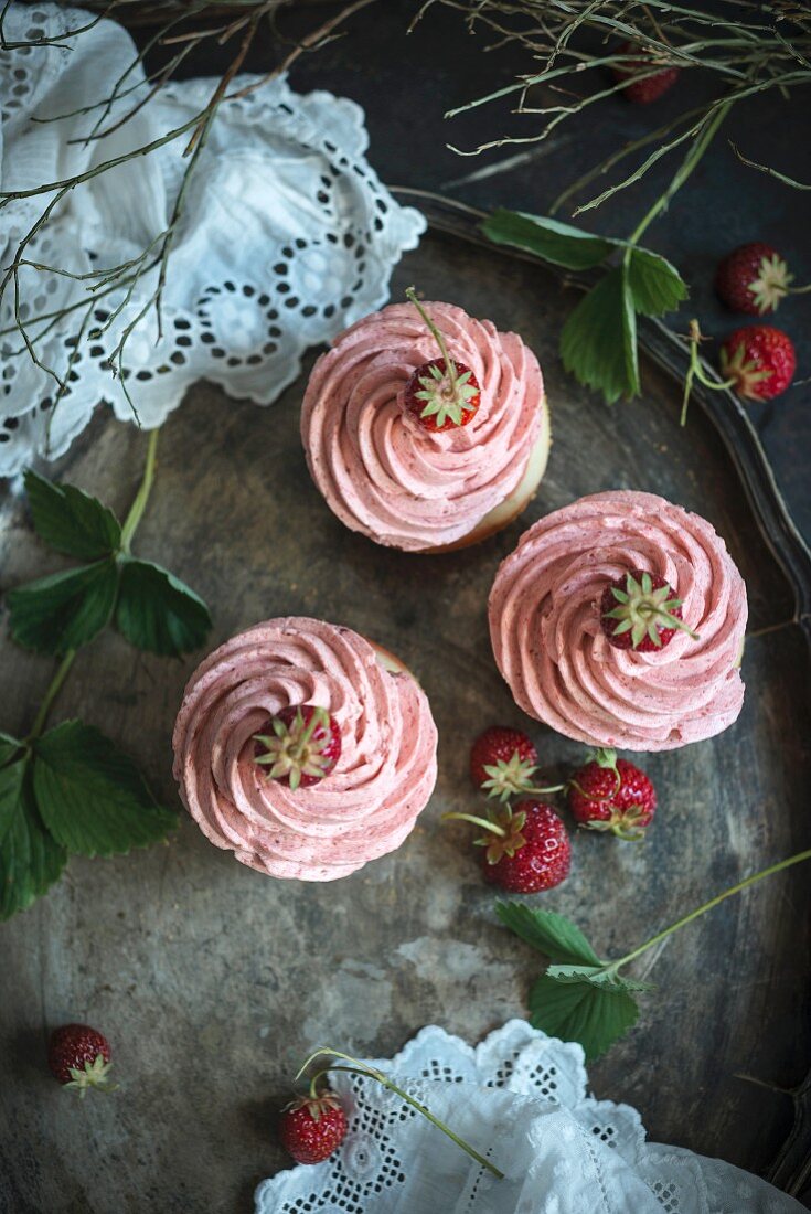 Vegane Cupcakes mit Erdbeerfrosting