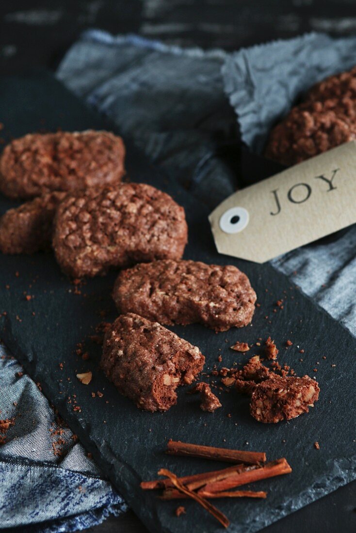 Chocolate biscuits with almonds and cinnamon (gluten free)