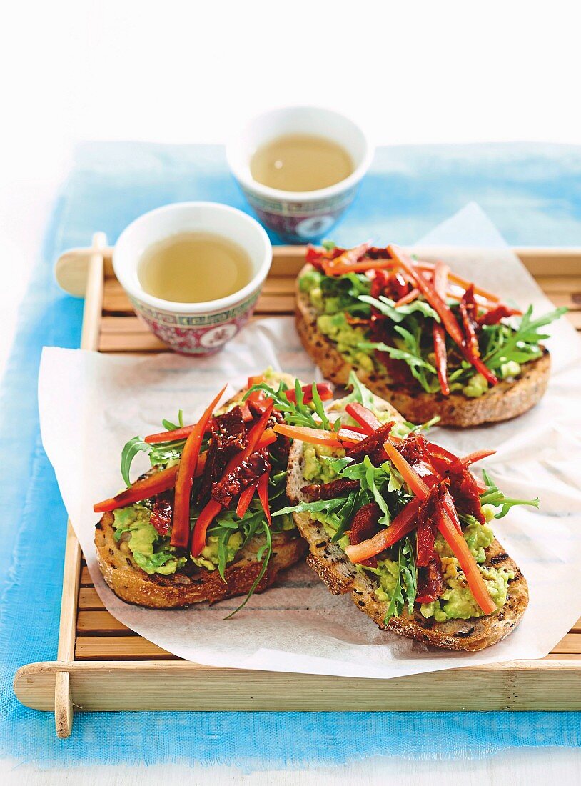 Bruschetta mit Miso-Avocadocreme, getrockneten Tomaten und Paprika