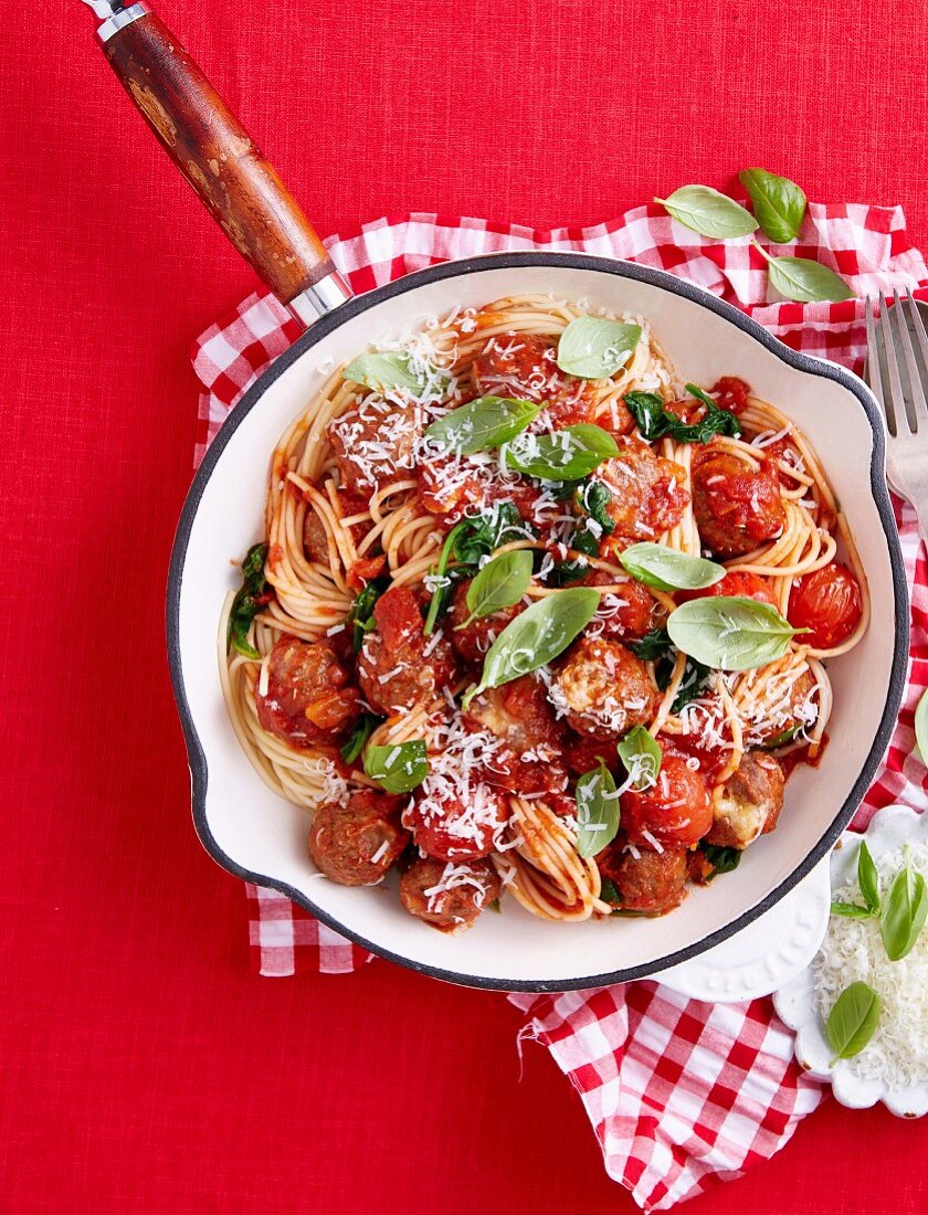 Fleischbällchen mit Käsefüllung auf Spaghetti