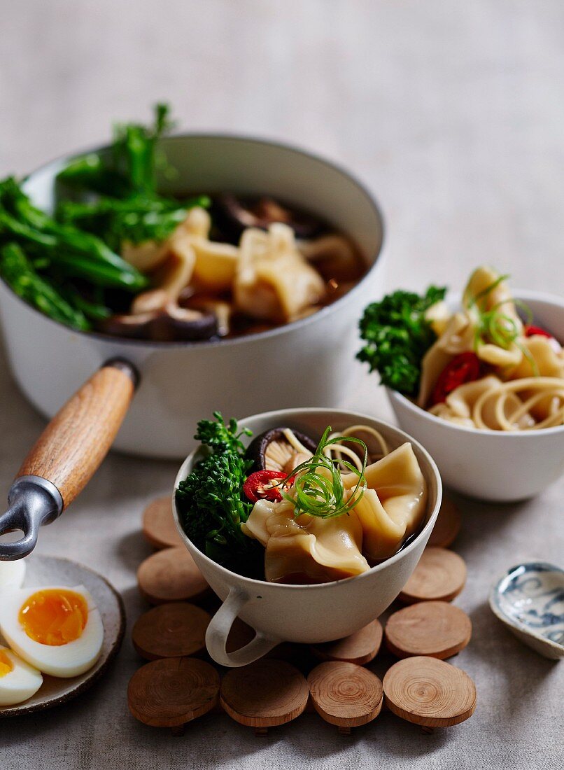 Suppe mit Ramennudeln, Shiitake, Brokkoli und gefüllten Wantans (Asien)