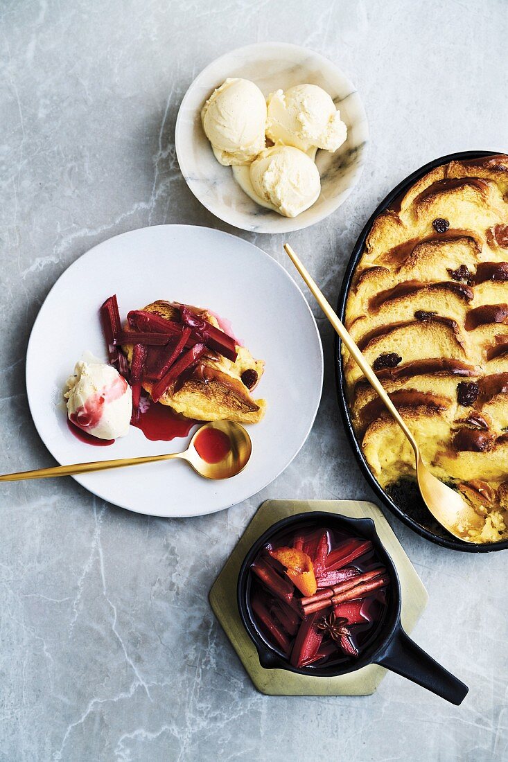 Bread And Butter Pudding mit Rhabarberkompott und Vanilleeis