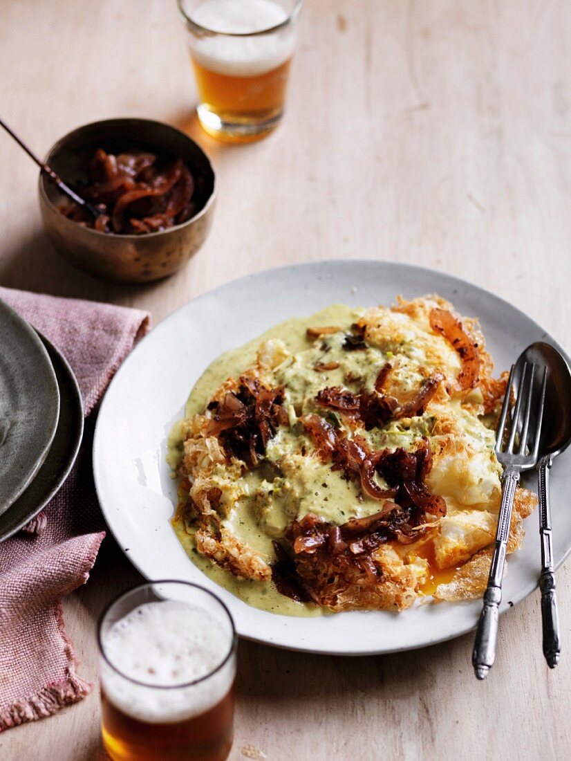 Gebratene Eier mit Zwiebelrelish, Kokosnuss und Kurkuma (Sri Lanka)