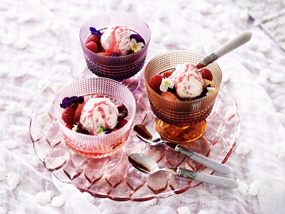 Fruchtsalat mit Wassermelone, Eis und Himbeer-Pfeffer-Sirup