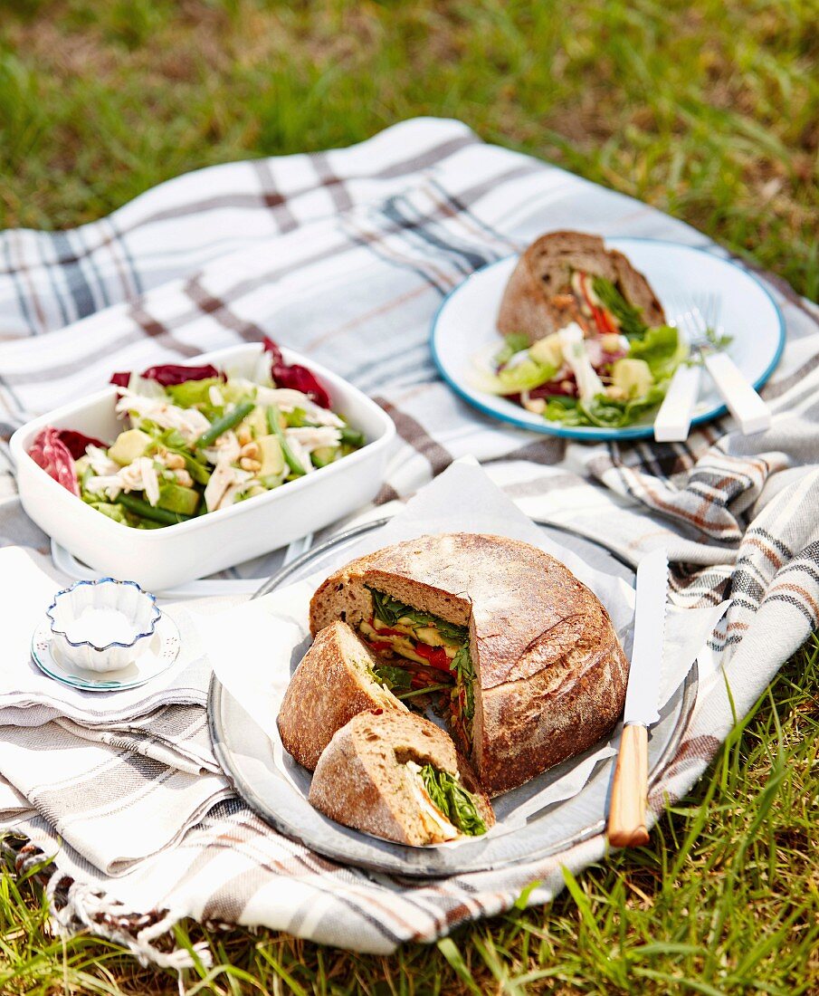 Picknickbrot mit Gemüsefüllung und Salat