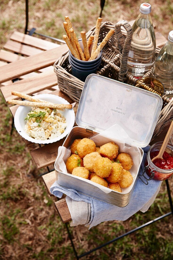 Arancini (Frittierte gefüllte Reisbällchen) und Honig-Gorgonzola-Dip mit Birne