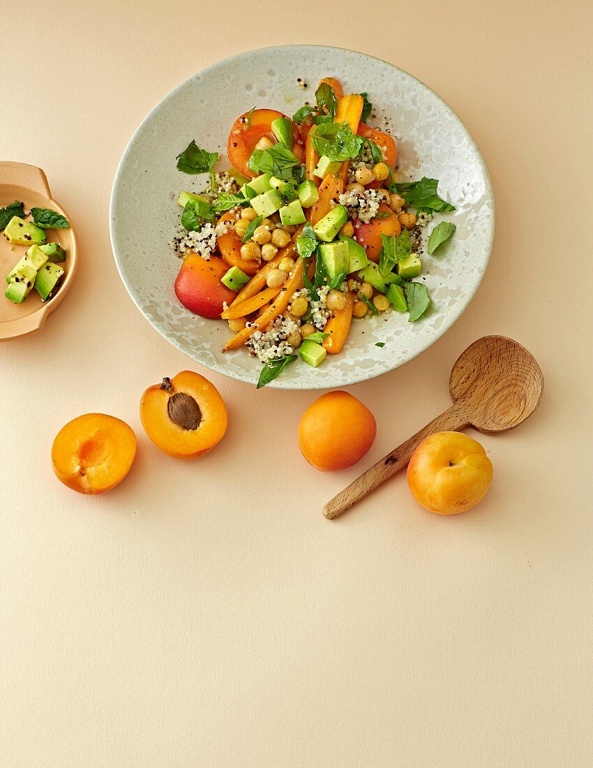 Carrot and chickpea salad with apricots