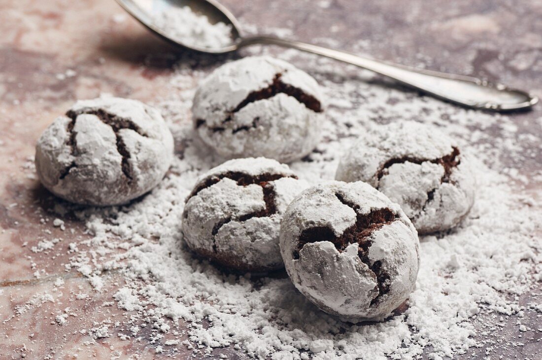 Schneeballplätzchen (in Puderzucker gewälzte Schokoladenplätzchen)