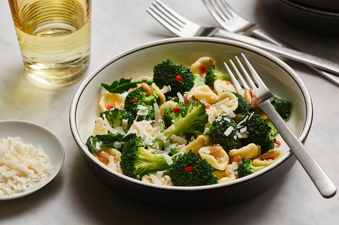 Orechiette mit Brokkoli, Chili, Knoblauch und Pinienkernen