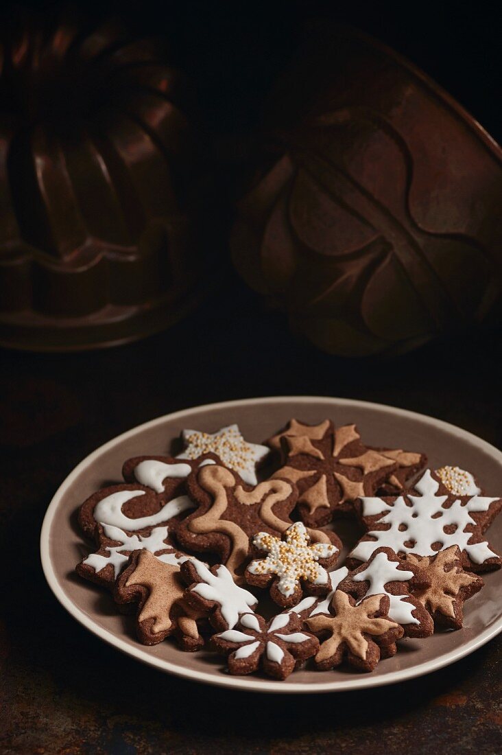 Schokoladenplätzchen, weihnachtlich mit Zuckerglasur verziert