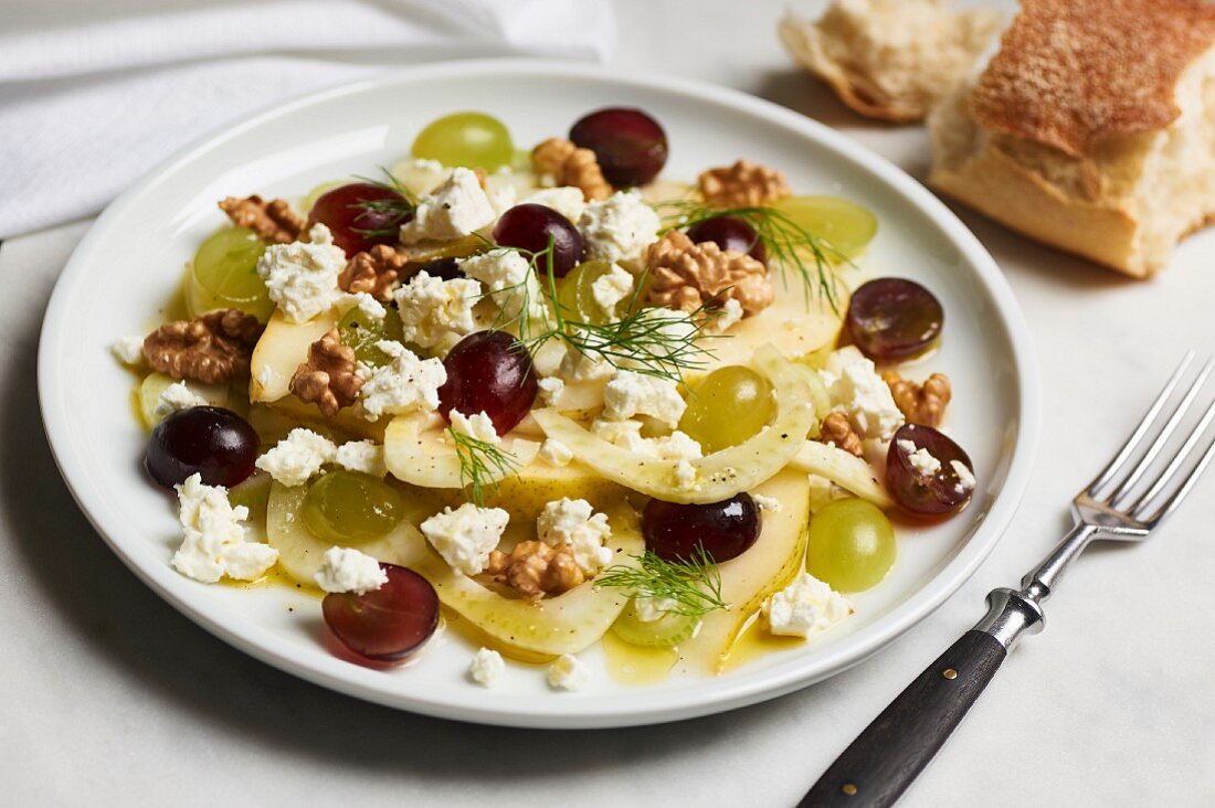 Salad with fennel, pears, grapes, walnuts and sheep's cheese