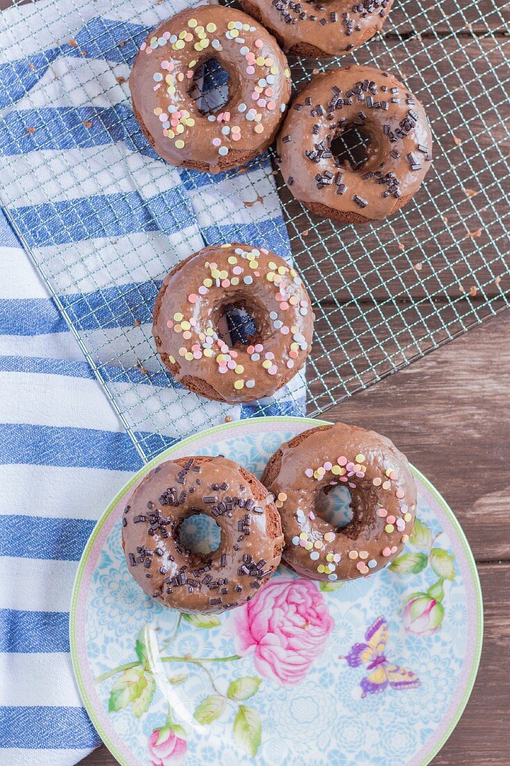 Nutella-Donuts mit Zuckerkonfetti und Schokostreuseln