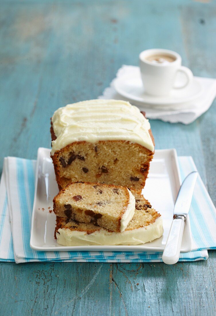 Kastenkuchen mit Nüssen und Früchten, angeschnitten