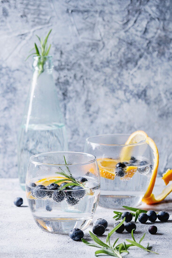 Cocktail mit Tonic Water, Heidelbeeren, Rosmarin und Orangen