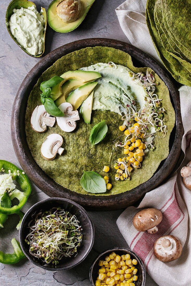 Grüne Spinat-Matcha-Tortilla mit veganen Zutaten zum Füllen