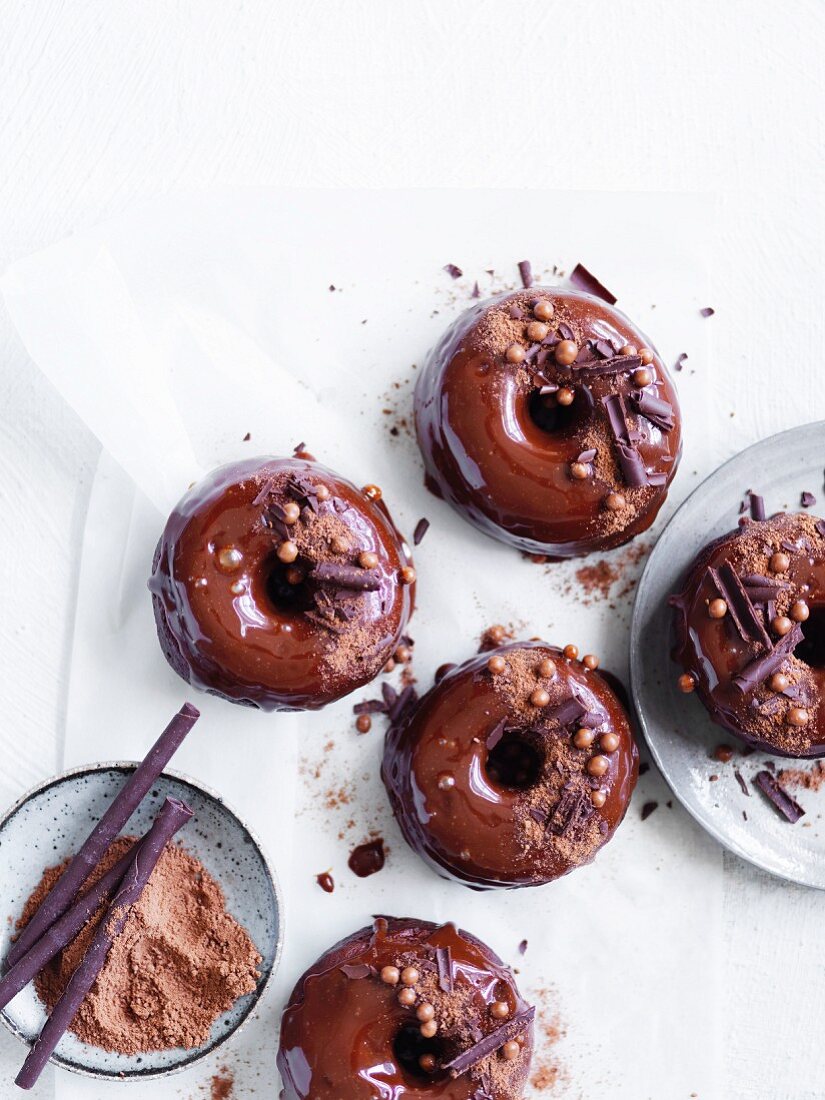Donuts mit Schokoglasur und reichhaltiger Schokoladendeko