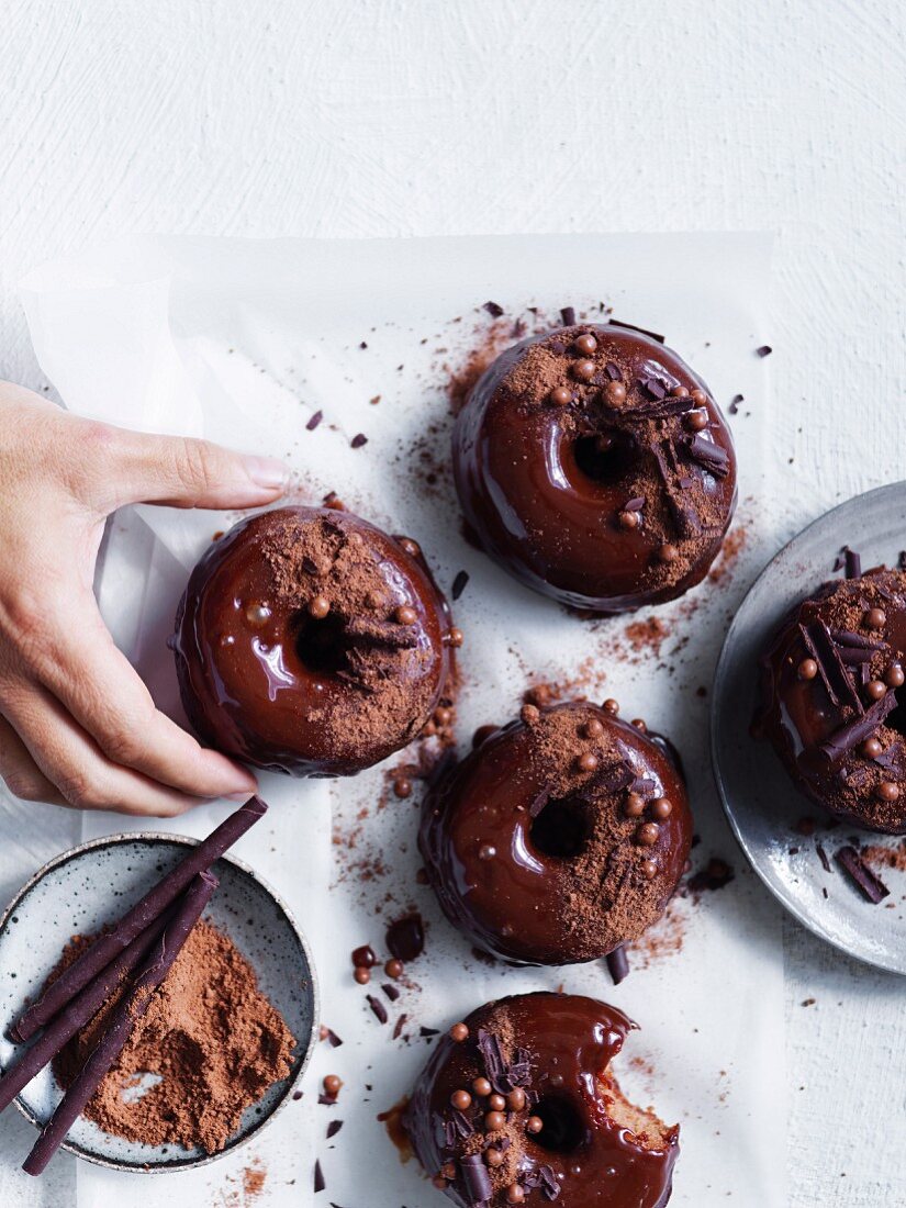 Donuts mit Schokoglasur und reichhaltiger Schokoladendeko