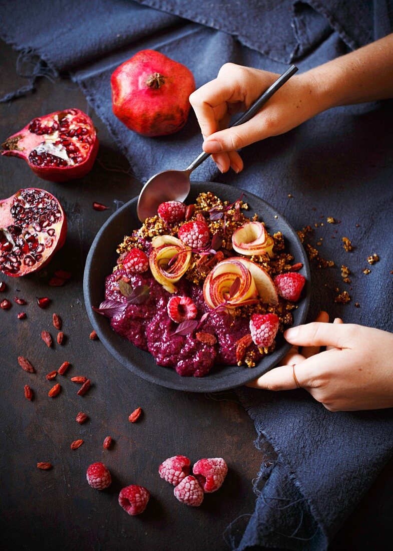 Smoothie Bowl mit rote Bete.Chia-Pudding und Quinoamüsli