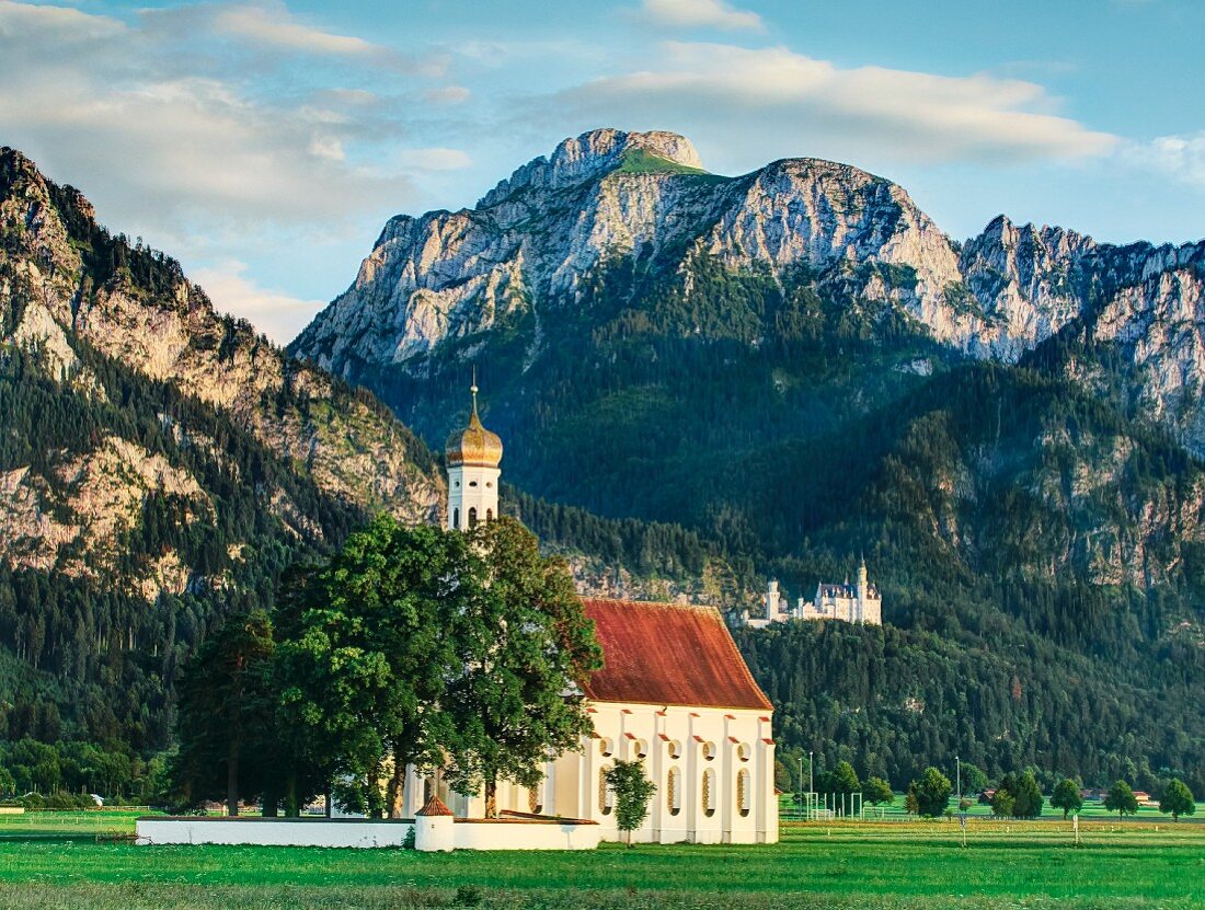 Kirche St. Coloman und Schloss Neuschwanstein, Schwangau, Bayern, Allgäu, Deutschland