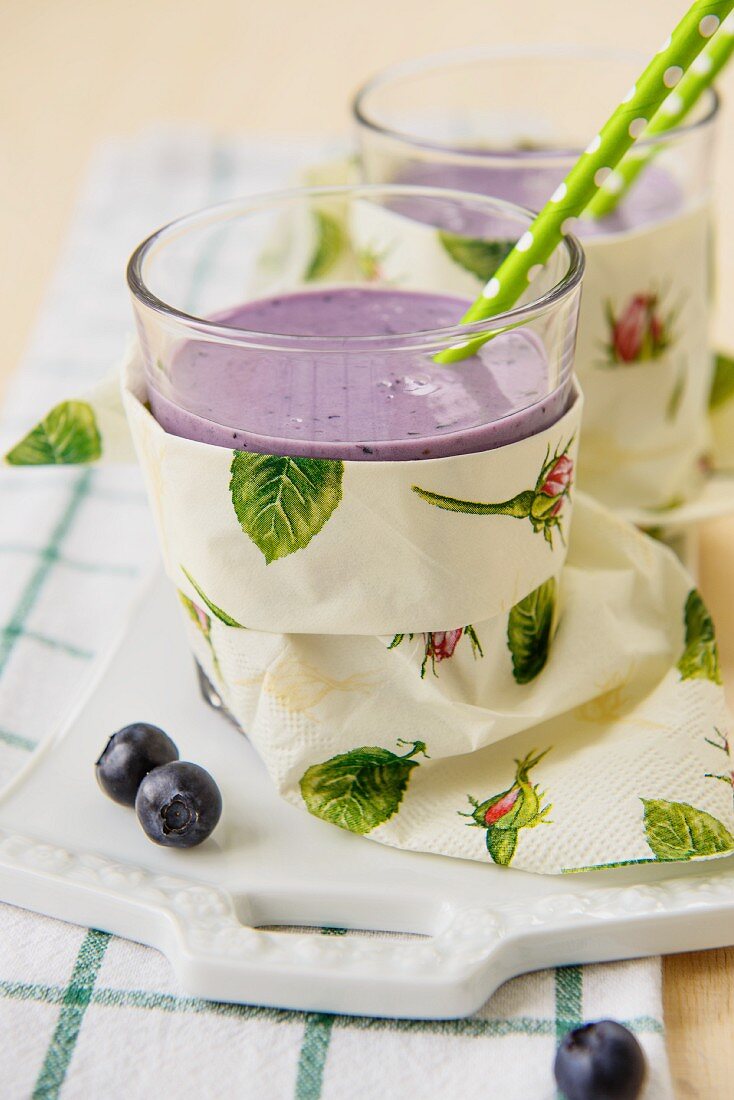 Heidelbeersmoothie im Glas mit Strohhalm