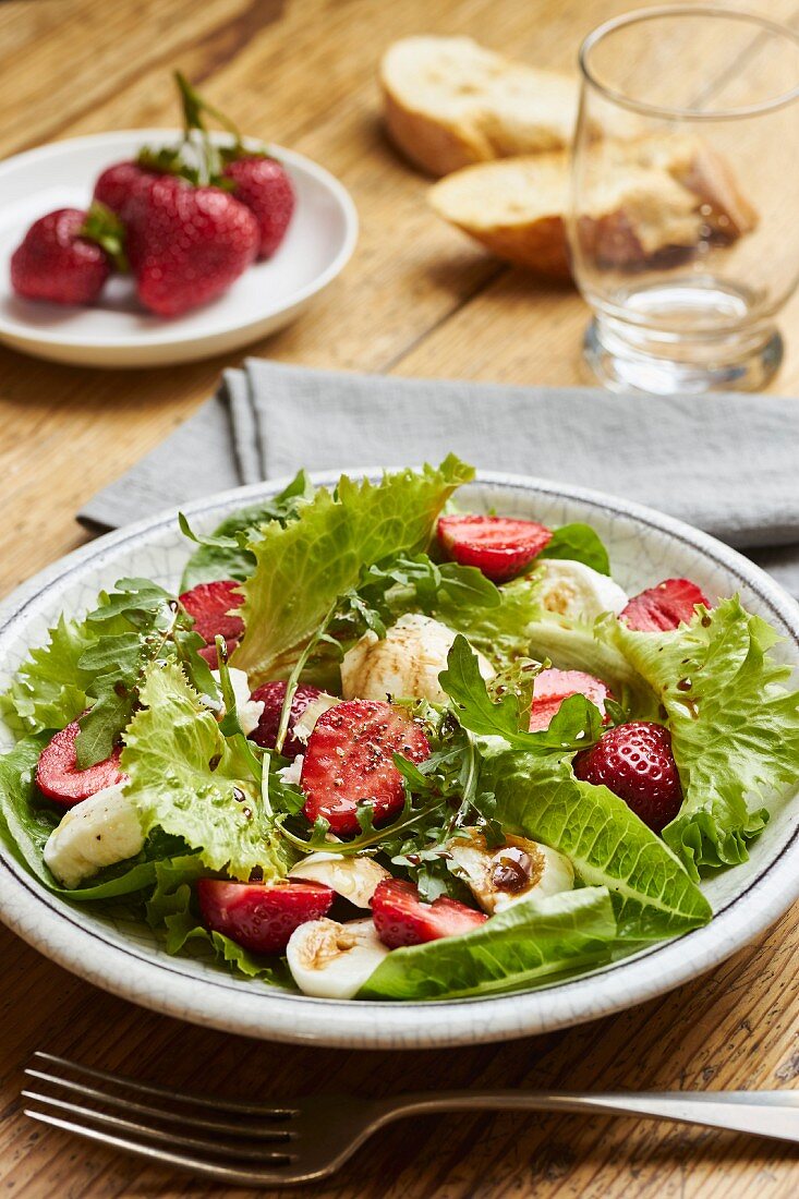 Grüner Salat mit Erdbeeren, Rucola und Mozzarella