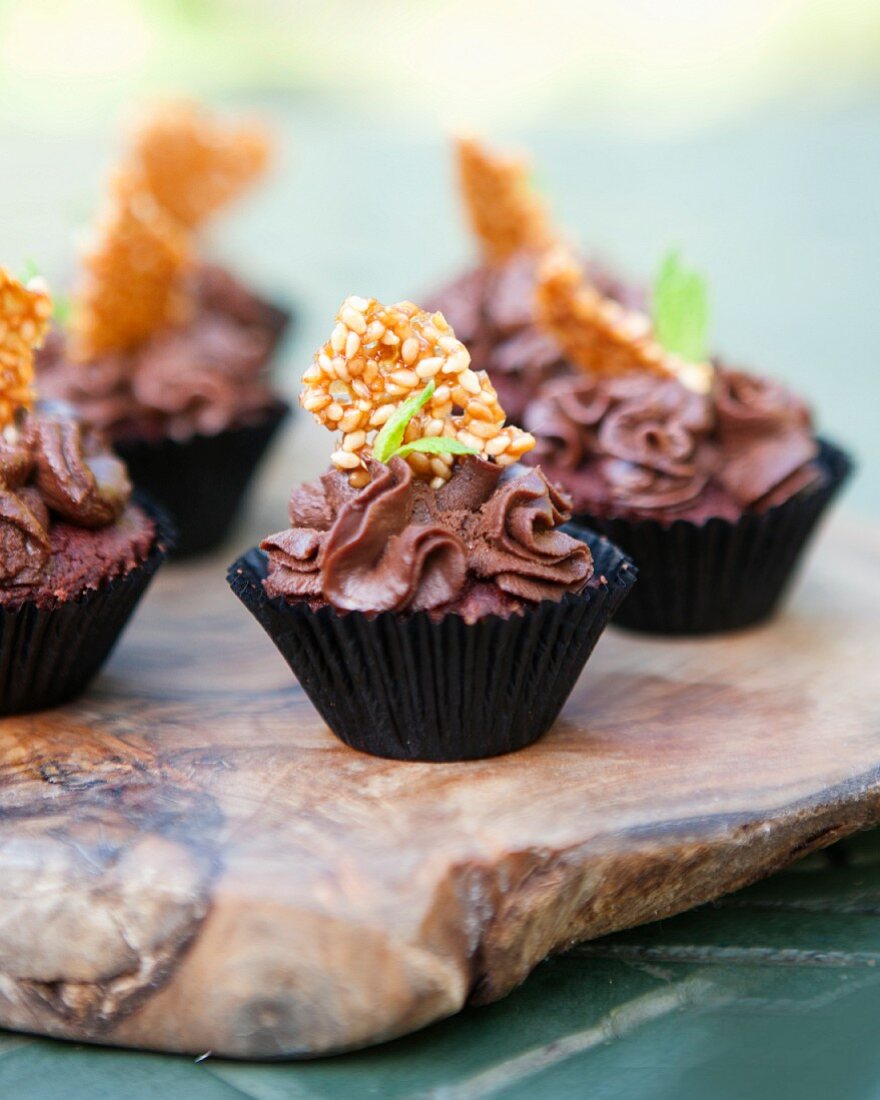 Dunkle Schokoladen-Rote-Bete-Cupcakes mit Sesamkrokant