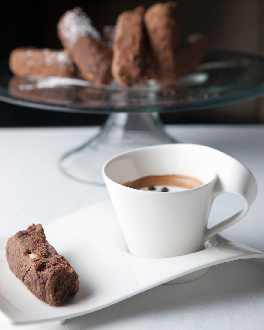 Schokoladen-Kleie-Zwieback und Caffe Macchiato