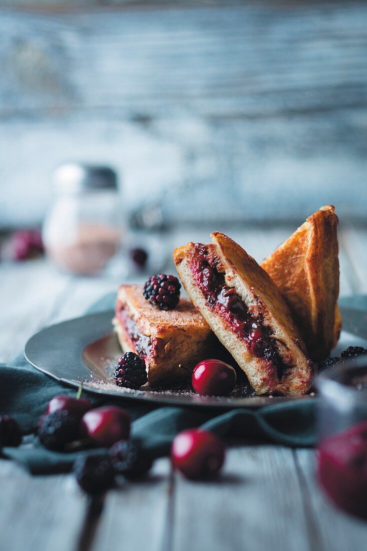 French Toast mit Brombeeren und Kirschen