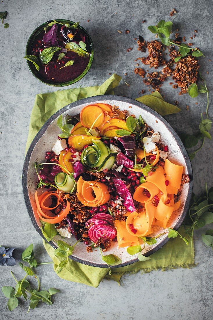 Salat mit Gemüsestreifen und Rote-Bete-Granatapfel-Dressing