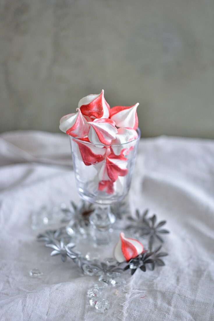 Santa Claus Kisses (red and white meringue drops for Christmas)