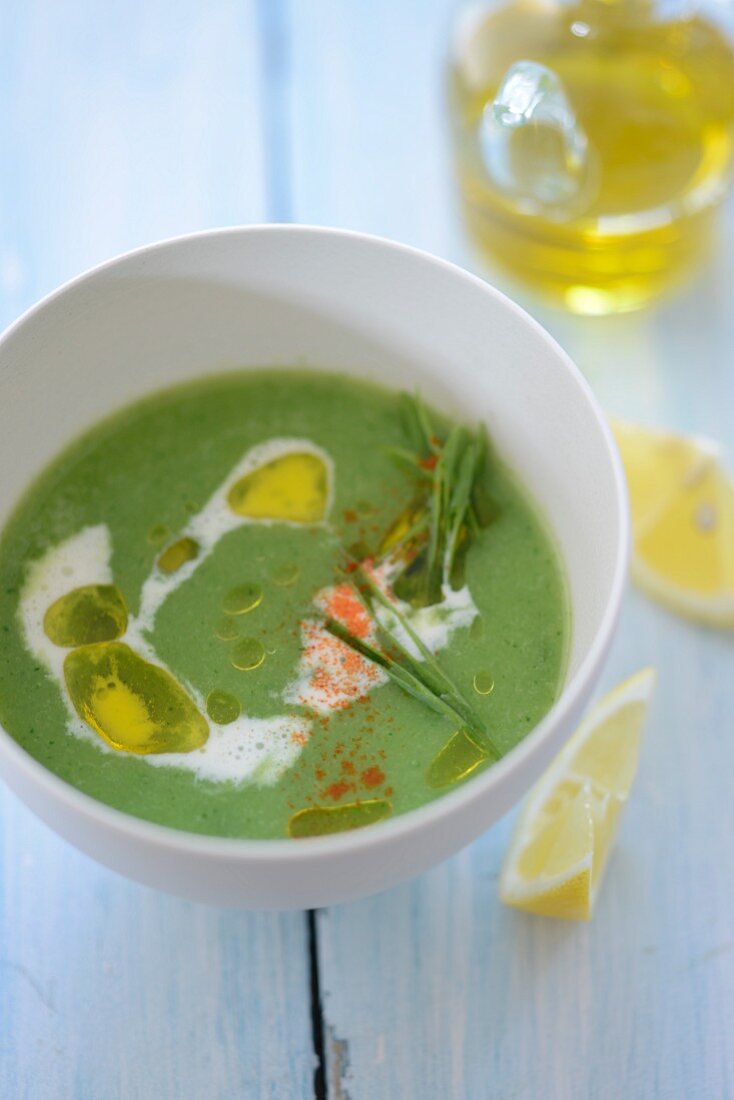 Brokkolisuppe mit Olivenöl