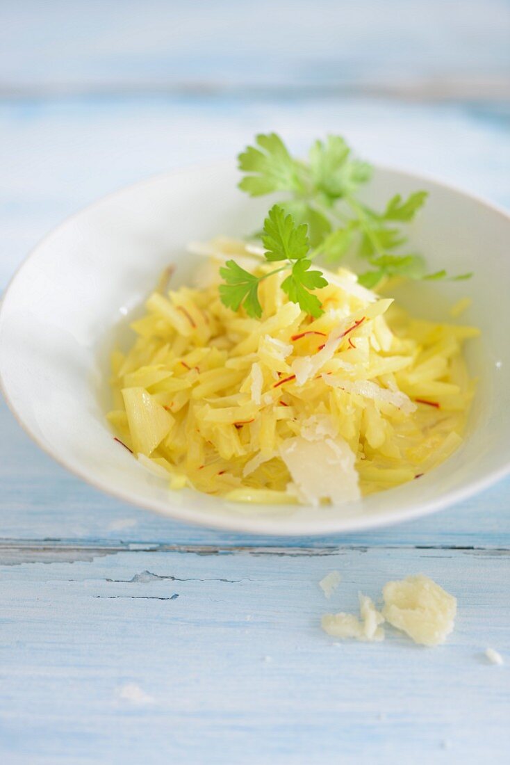 Safranrisotto mit Parmesan im Schälchen