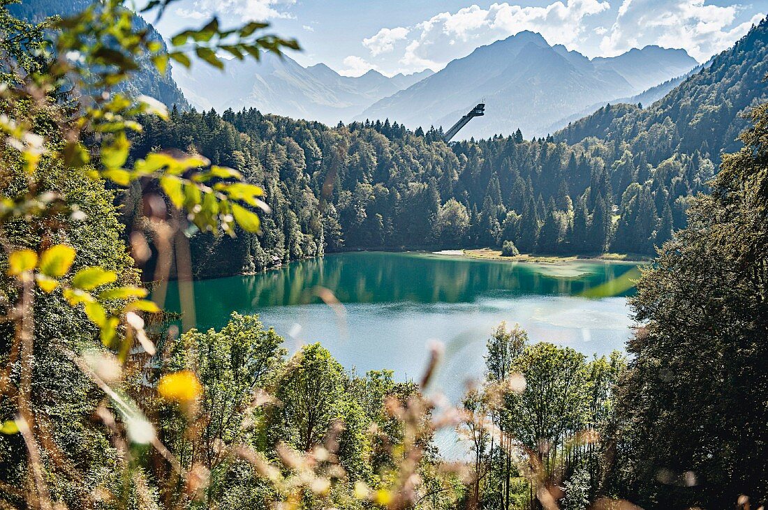 Freibergsee in Oberstdorf im Hintergrund die Skiflugschanze von Oberstdorf, Bayern, Allgäu