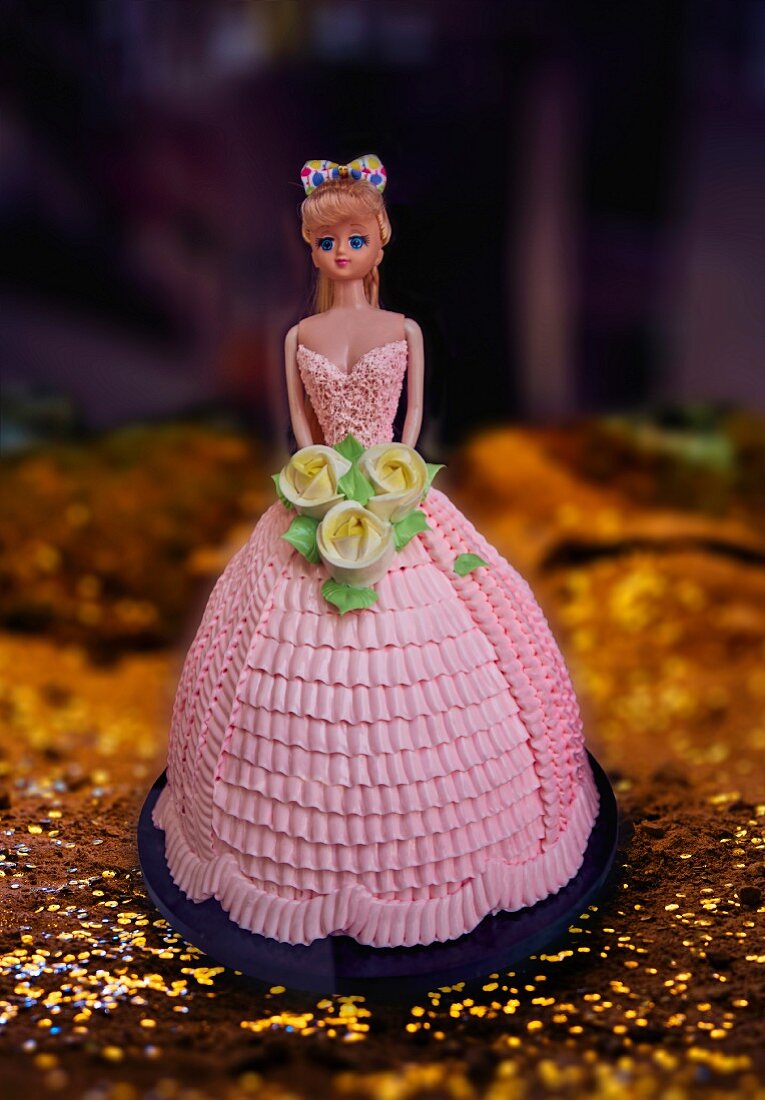 A Barbie cake for a birthday – Ottieni la licenza per le foto – 12356476 ❘  StockFood