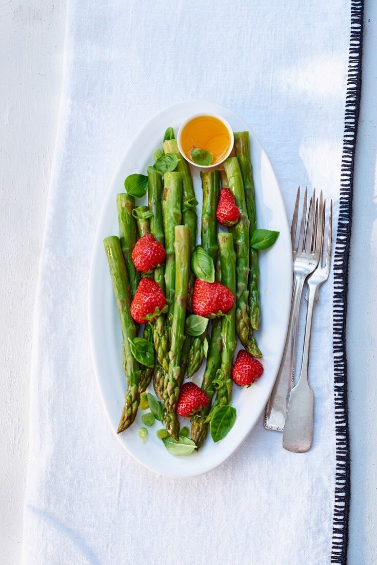 Green asparagus salad with strawberries and basil