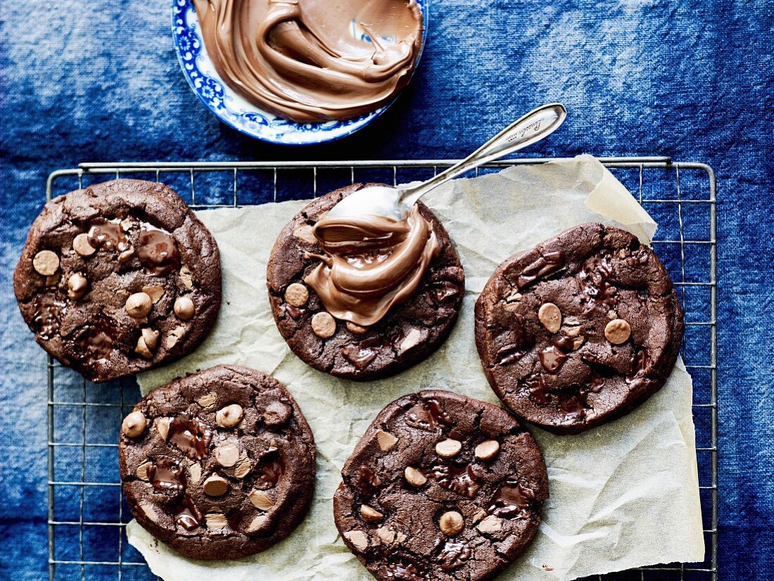 Grosse Chocolatechip Cookies mit Schokoladencreme