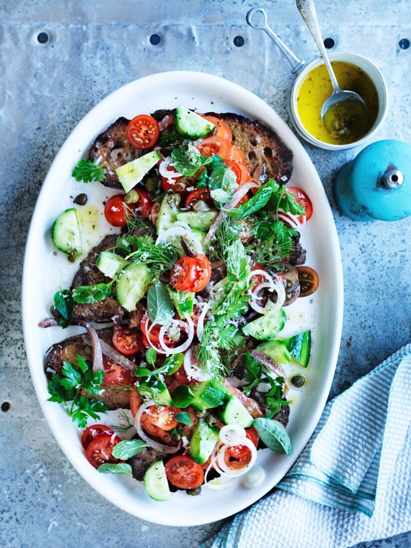 Santorini-Salat mit Schafmilchkäse, Tomaten, Gurken und Brot (Griechenland)