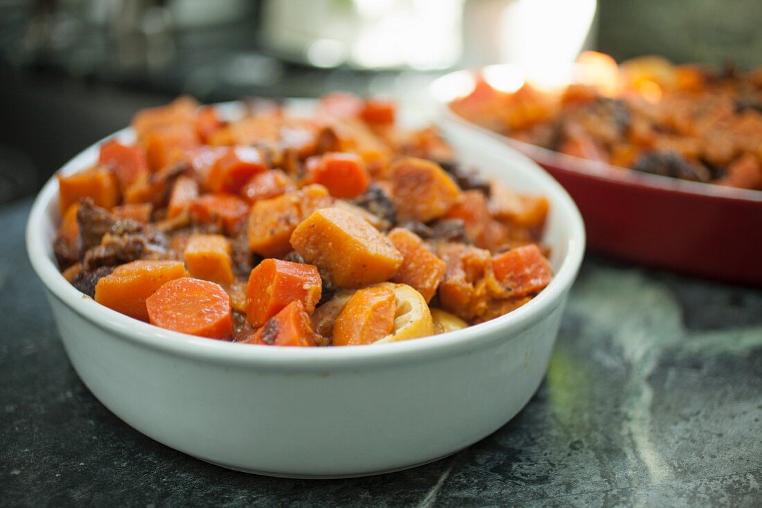 Zimmes (Jüdisches Gericht mit Süßkartoffeln, Karotten und Backpflaumen)