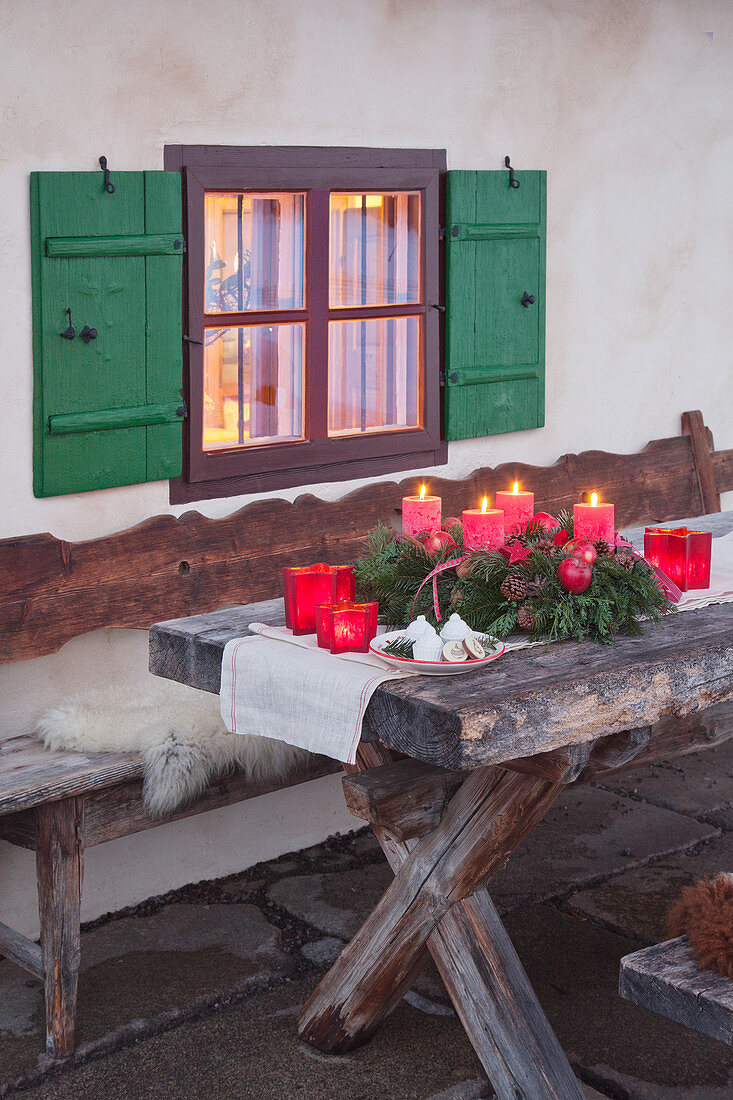 Klassischer Adventskranz auf dem Holztisch vor dem Fenster