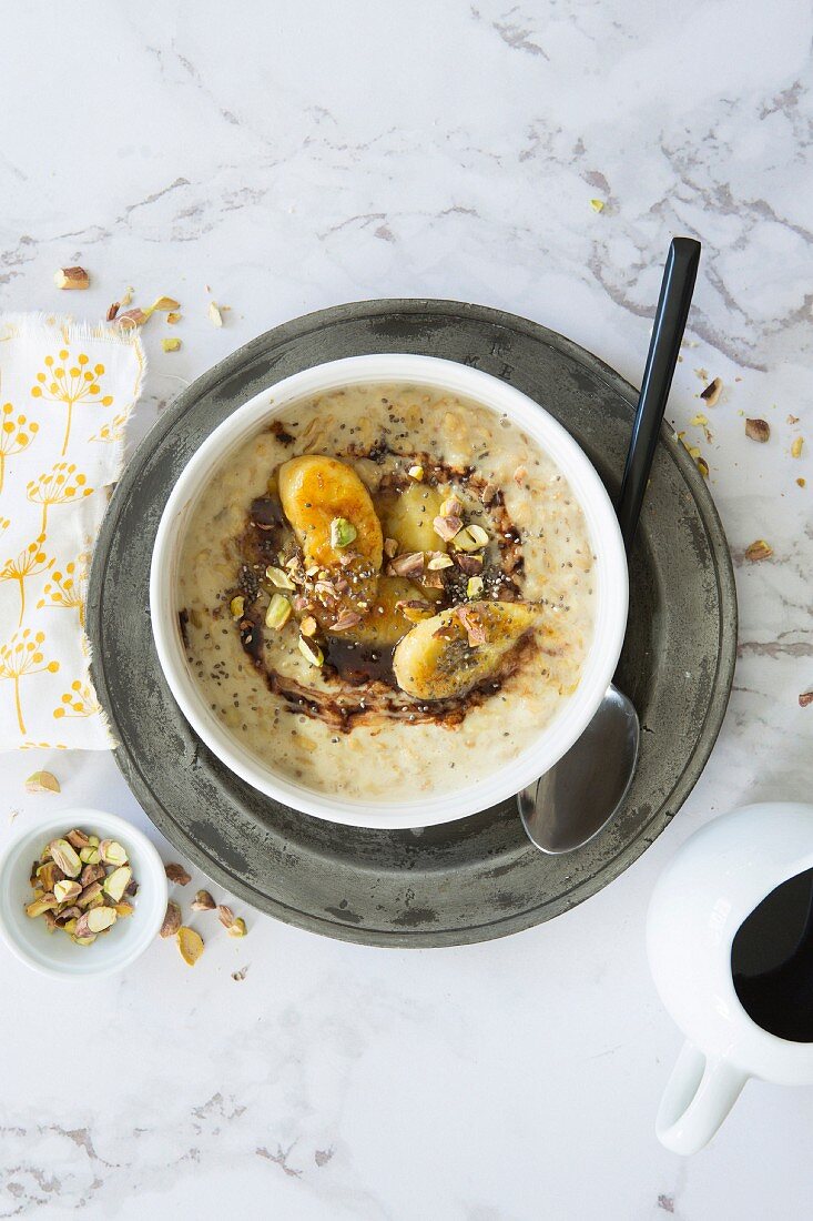 Veganer Bananen-Haferbrei mit Schokoladensirup