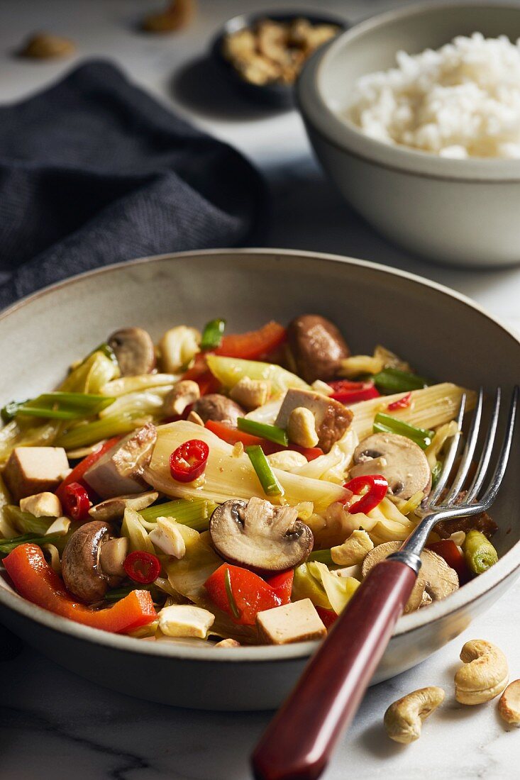 Gemüsepfanne mit Räuchertofu, Frühlingszwiebeln, Champignons, Paprika, Chili und Cashews (Asien)