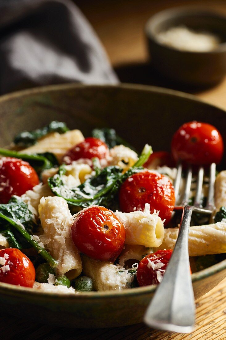 Tortiglioni with spinach and cherry tomatoes