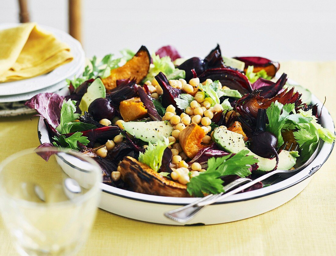 Vegetarischer Kichererbsen-Kürbis-Salat mit Roter Bete zu Ostern
