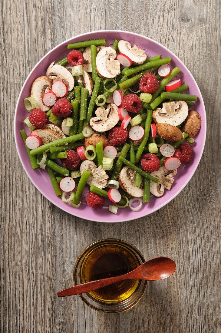 Salad with green beans, mushrooms, radishes and raspberries