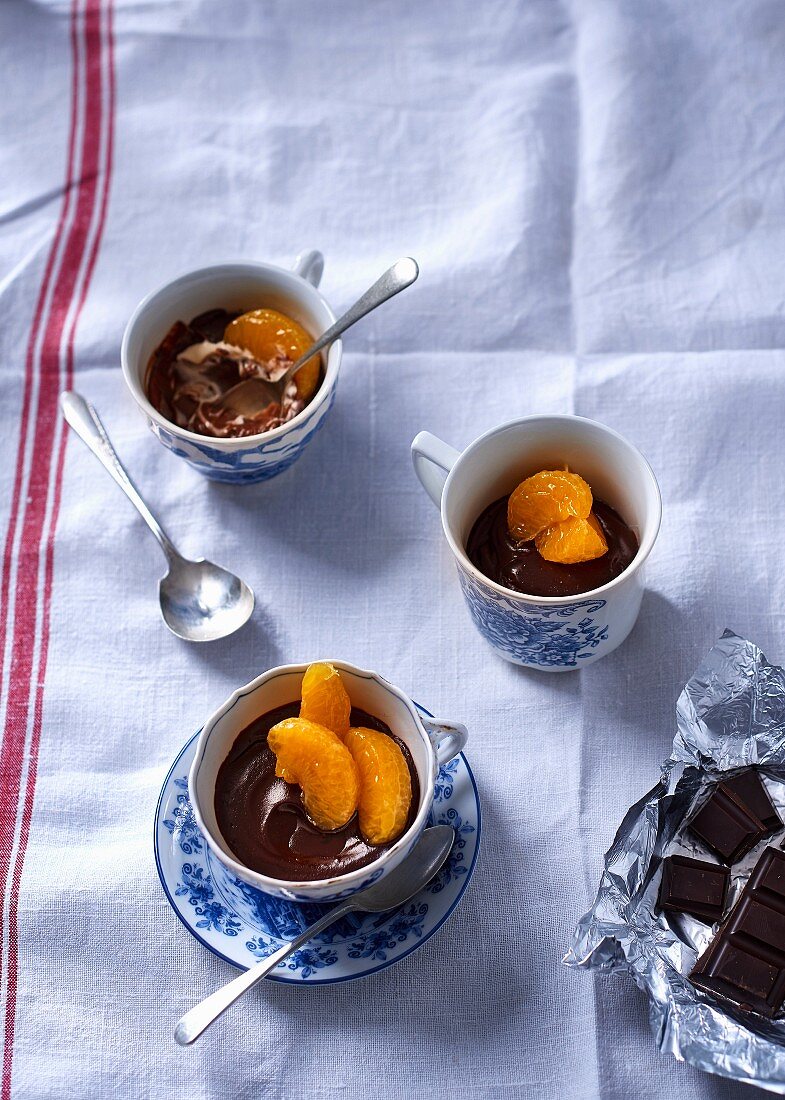 Schokoladencreme mit karamellisierten Gewürzmandarinen